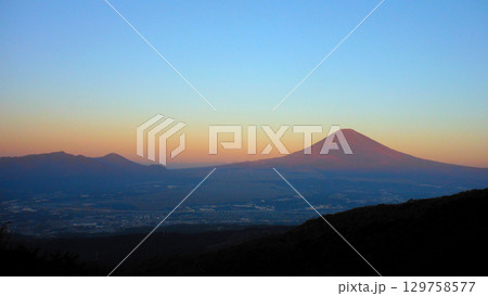富士見ヶ丘公園から眺めた 早朝の富士山 富士見ヶ丘公園から眺めた 早朝の富士山 129758577