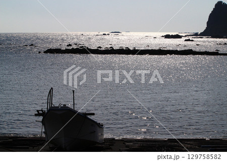 漁船と南伊豆町の海岸風景 漁船と南伊豆町の海岸風景 129758582