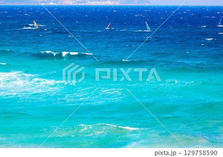 美しい白浜海岸とウィンドサーフィン 129758590