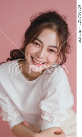 明るい笑顔の女性 129759224