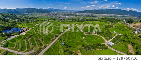 夏の青空と姨捨の棚田パノラマ風景（長野県千曲市） 129760710