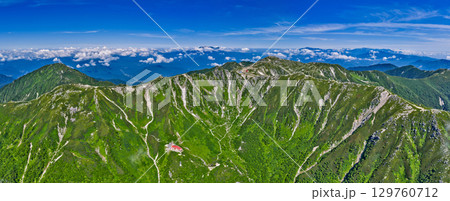 千畳敷カールの夏山風景と稜線の空撮パノラマ 千畳敷カールの夏山風景と稜線の空撮パノラマ 129760712