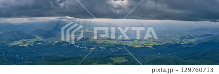 雲間から差し込む光が照らす高ボッチ高原の絶景 129760713