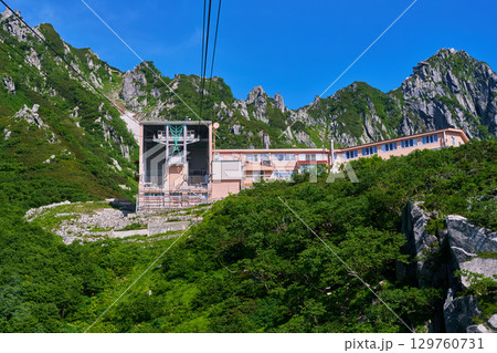 千畳敷カールのロープウェイと山岳駅舎 129760731