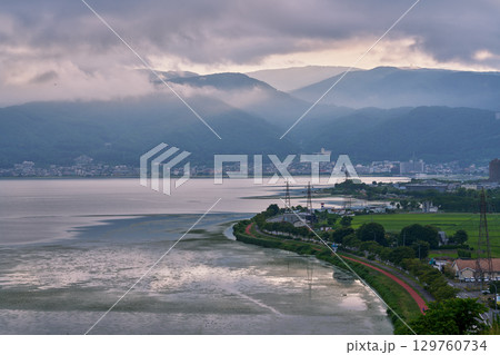 諏訪湖SAから望む静かな朝の湖畔風景 129760734