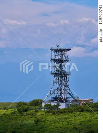 高ボッチ高原に建つ通信塔と山岳の風景 高ボッチ高原に建つ通信塔と山岳の風景 129760743