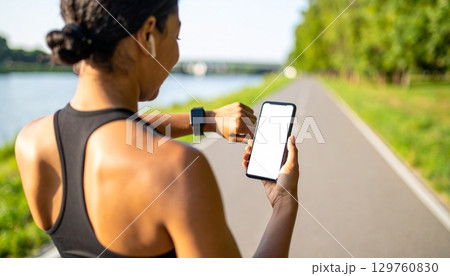 日中にランニングをする女性 129760830