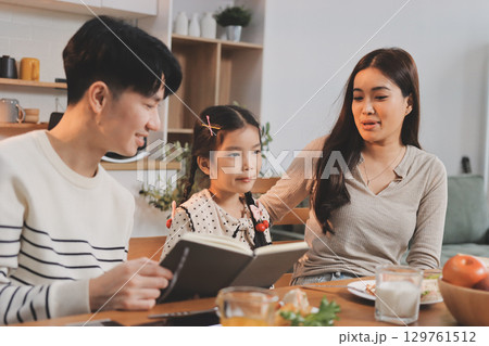 Family spends their free time together 129761512