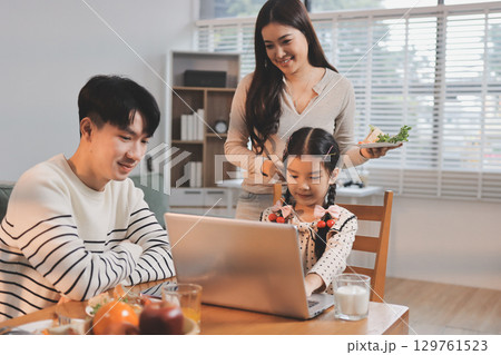 Family spends their free time together 129761523