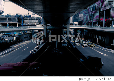 陸橋と交差点を走る車 陸橋と交差点を走る車 129761832