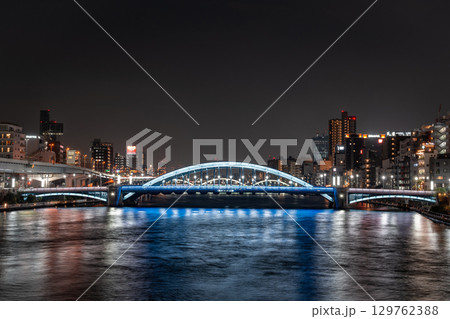 [東京都]隅田川大橋から見た永代橋・月島の夜景 129762388