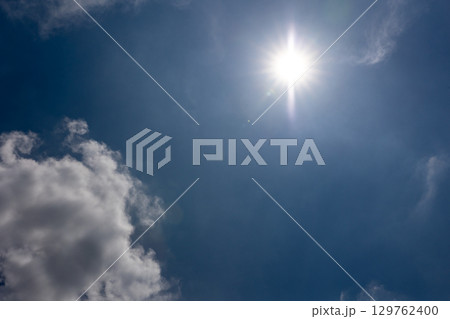 夏の青空に輝く太陽 夏の青空に輝く太陽 129762400