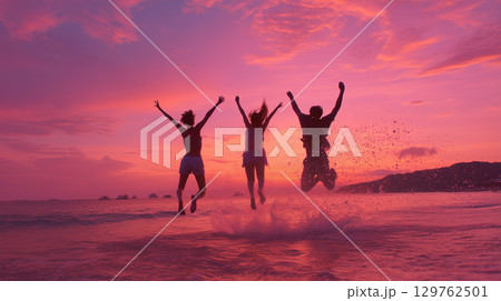 夕焼けの海辺でジャンプする仲間たち|青春と友情が輝く感動の瞬間 夕焼けの海辺でジャンプする仲間たち|青春と友情が輝く感動の瞬間 129762501