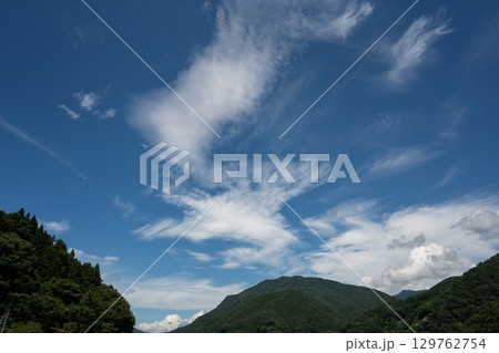 夏空と北アルプスの山並み 夏空と北アルプスの山並み 129762754