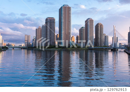 夕暮れ時の東京湾岸佃島のタワーマンション、東京都中央区佃島にある高層階不動産 129762913