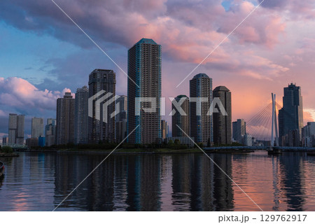 夕暮れ時の東京湾岸佃島のタワーマンション、東京都中央区佃島にある高層階不動産 129762917