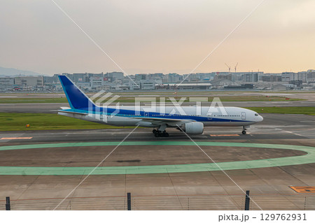 滑走路へ向かう飛行機 滑走路へ向かう飛行機 129762931
