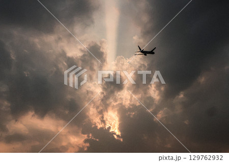 夕空に飛ぶ飛行機 夕空に飛ぶ飛行機 129762932