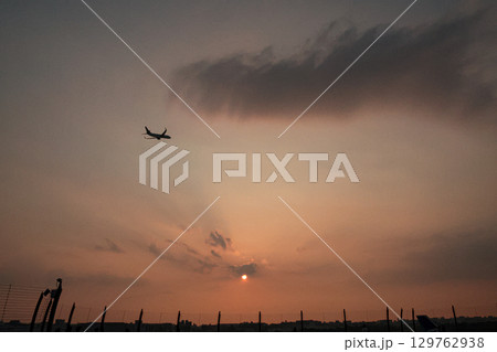 福岡空港に差し込む暖かな夕方の光 129762938