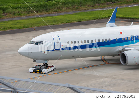 滑走路に向かう飛行機 129763003