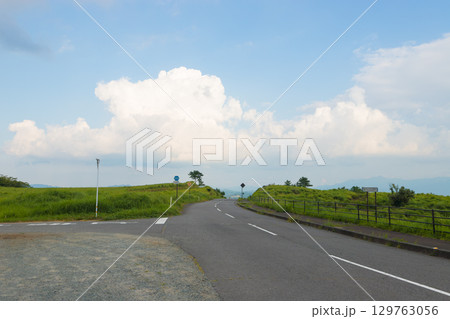 久住高原の景色と道路(大分県竹田市久住高原) 久住高原の景色と道路(大分県竹田市久住高原) 129763056