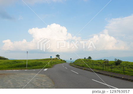 久住高原の景色と道路(大分県竹田市久住高原) 久住高原の景色と道路(大分県竹田市久住高原) 129763057