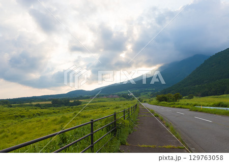 久住高原の景色と道路（大分県竹田市久住高原） 129763058