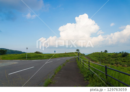 久住高原の景色と道路（大分県竹田市久住高原） 129763059