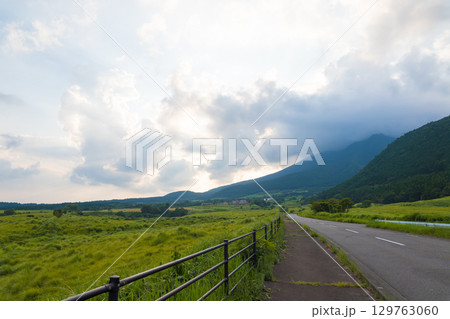 久住高原の景色と道路(大分県竹田市久住高原) 久住高原の景色と道路(大分県竹田市久住高原) 129763060
