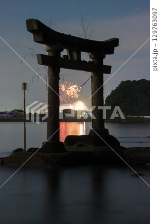 海沿いの鳥居と花火 129763097
