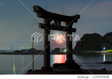 海沿いの鳥居と花火 129763098