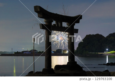 海沿いの鳥居と花火 海沿いの鳥居と花火 129763100