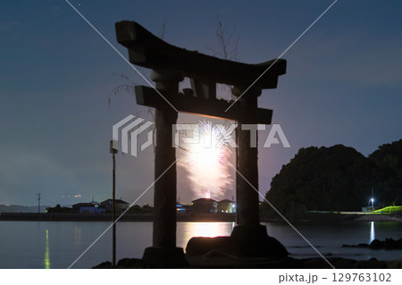 海沿いの鳥居と花火 129763102
