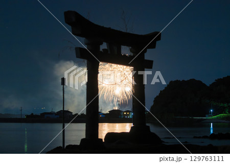 海沿いの鳥居と花火 129763111