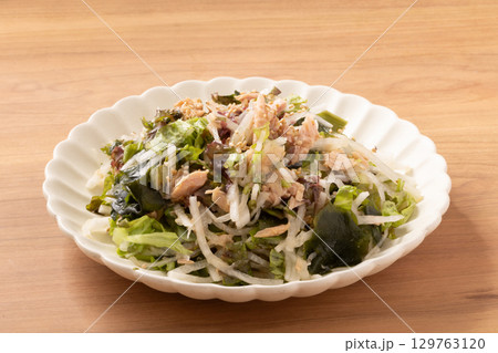 海藻サラダ（ツナ　大根　レタス　ワカメ） 129763120