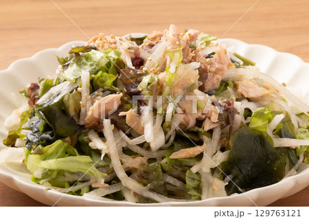 海藻サラダ(ツナ 大根 レタス ワカメ) 海藻サラダ(ツナ 大根 レタス ワカメ) 129763121