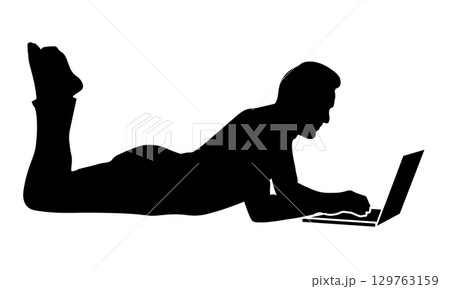 床に寝そべってノートパソコンを操作する男性シルエット 床に寝そべってノートパソコンを操作する男性シルエット 129763159