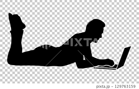 床に寝そべってノートパソコンを操作する男性シルエット 床に寝そべってノートパソコンを操作する男性シルエット 129763159
