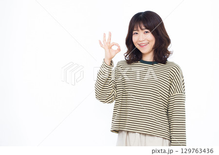 OKサインをしている女性 OKサインをしている女性 129763436