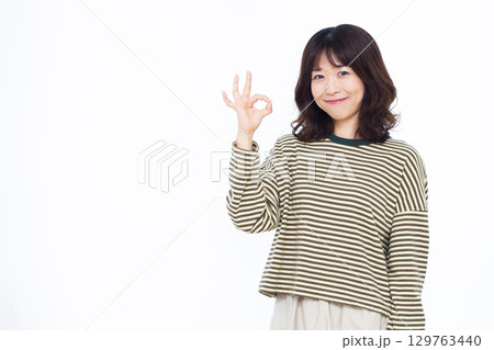 OKサインをしている女性 OKサインをしている女性 129763440