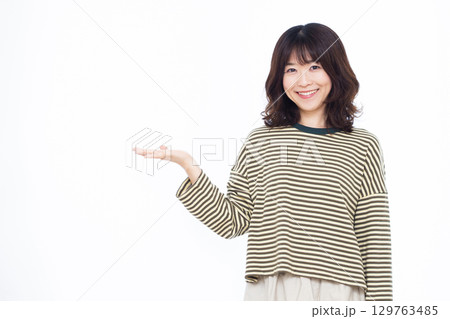 紹介をしている女性 紹介をしている女性 129763485