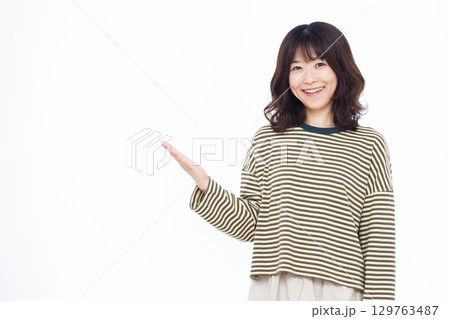 紹介をしている女性 129763487