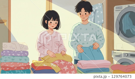 最高の瞬間！二人で協力して洗濯物を畳む夫婦 129764073