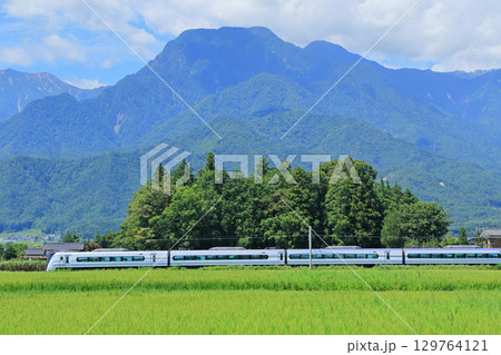 大糸線 夏の安曇野を行く特急あずさ 大糸線 夏の安曇野を行く特急あずさ 129764121