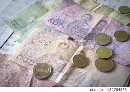 タイの通貨 バーツ 129764276