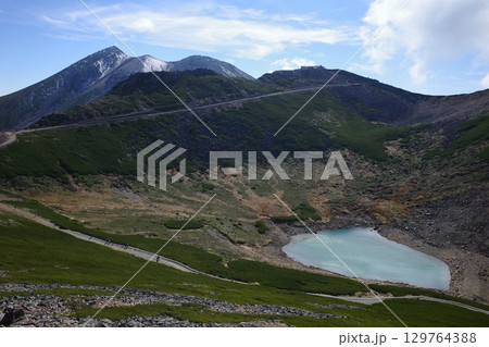 乗鞍岳の富士見岳から見える不消ヶ池と剣ヶ峰方面の景色 129764388