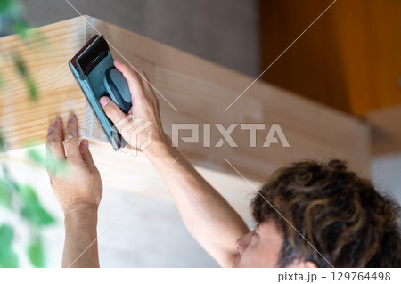 リフォーム　DIY　内装　内壁　パテ処理　サンドペーパー　研磨　下地処理　下地調整　店舗改装 129764498