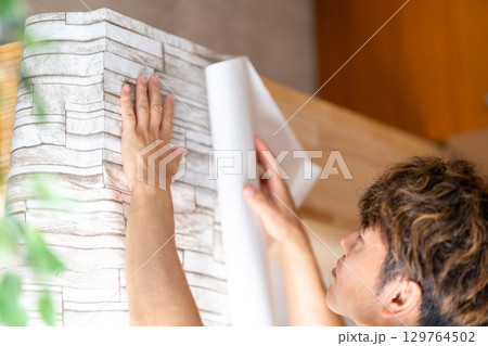 リフォーム　DIY　内装工事　ダイノックシート　印刷化粧フィルム施工　張り合わせ 129764502