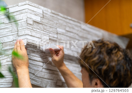 リフォーム　DIY　内装工事　ダイノックシート　印刷化粧フィルム施工　角　スキージー　コーナー処理 129764503