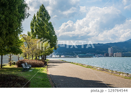 琵琶湖岸なぎさ公園夏景色　滋賀県大津市 129764544